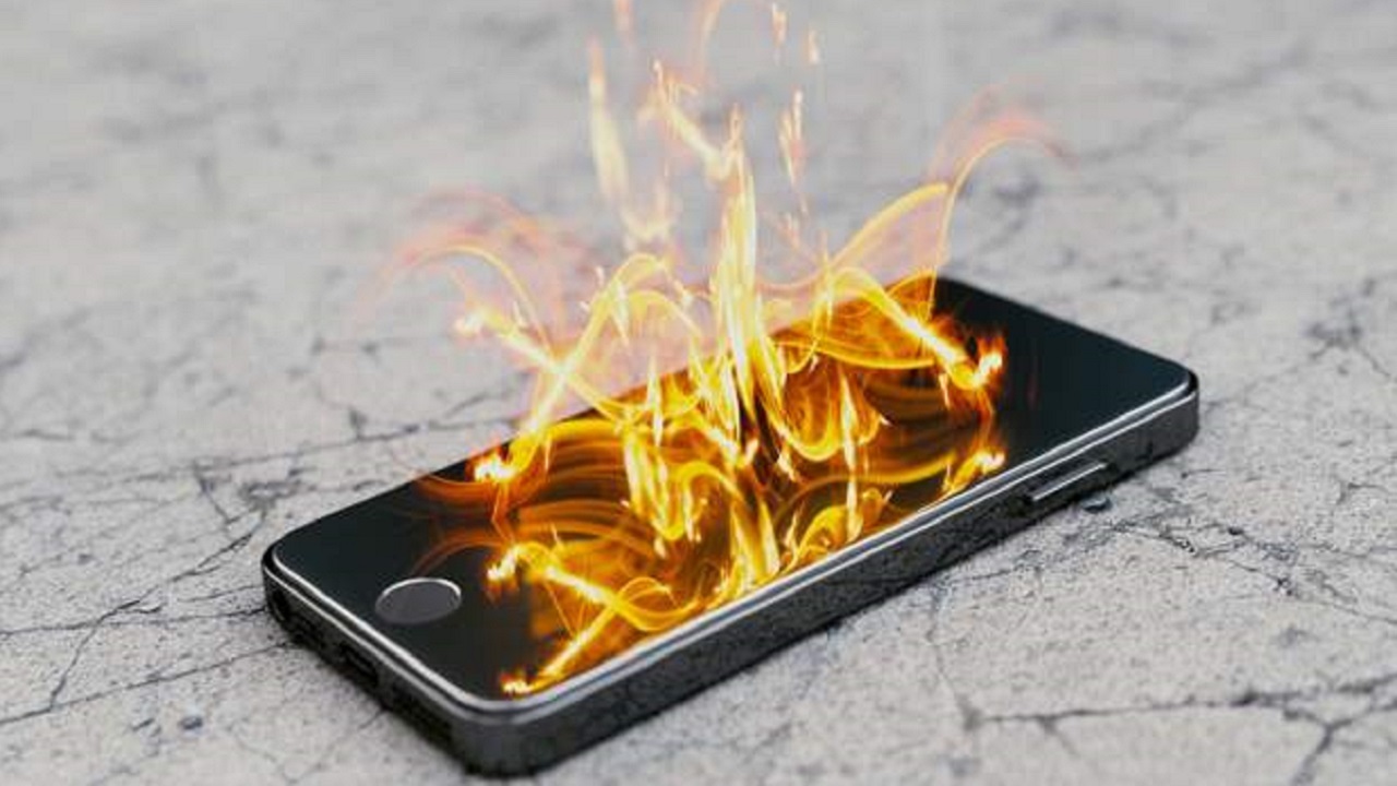 لحظه آتش گرفتن گوشی موبایل + فیلم و دلایل