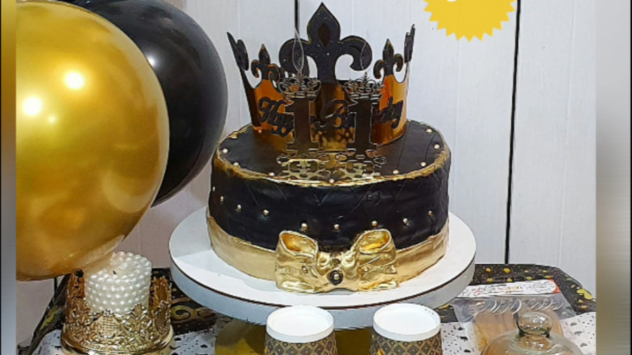 طرز تهیه کیک تولد با تزیین فوندانت مشکی و طلایی (نازگل)