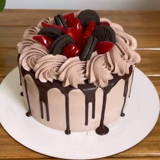 خرید و قیمت کیک تولد خانگی با تم خامه شکلاتی و شره شکلاتی به وزن1450کیلوگرم کیلوگرم ( فیلینگ نوتلا و موز و گردو) از غرفه هومسی کیک