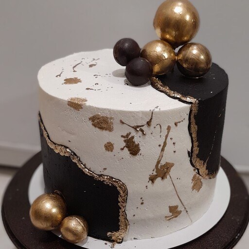 خرید و قیمت کیک تولد خامه ای مشکی طلایی با تزیین گوی شکلاتی | ترب